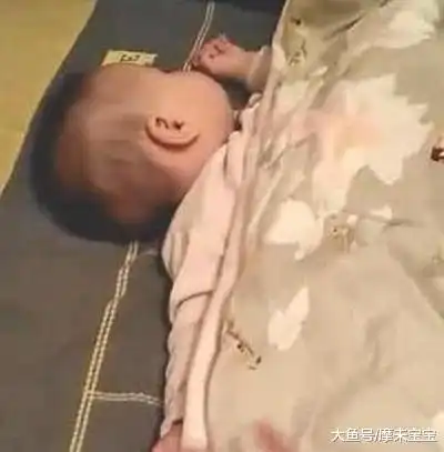 宝宝高难度睡姿火了,掀开被子见证奇迹,网友别小看穿尿不湿
