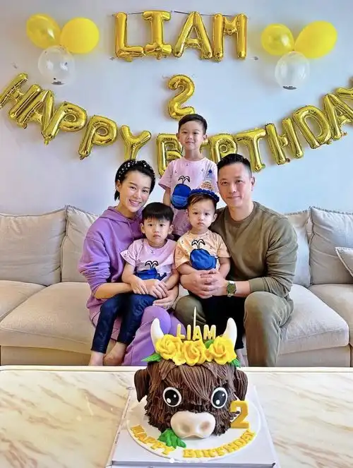 胡杏儿老公晒全家福,夫妻俩为三胎庆祝2岁生日,把儿子亲到脸变形
