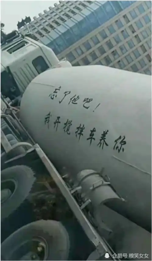 搞笑趣图喝酒养鱼剩下的半杯酒,竟然露出了表情,是对我嘲笑吗
