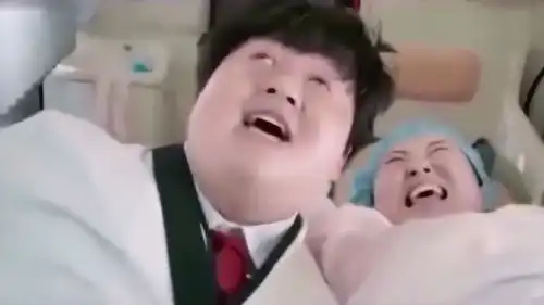 推车被换,没想到胖子被当成孕妇推进手术室,太搞笑了
