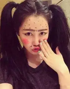 搞笑段子兄弟,你确定后面的妹子是你女朋友吗,你就摸人家脚
