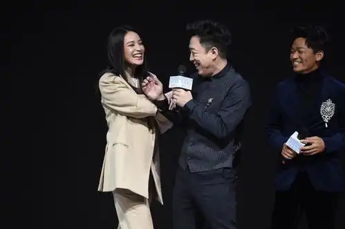 被传怀孕待产后舒淇着宽松西装遮肚亮相,与黄渤搞怪互动
