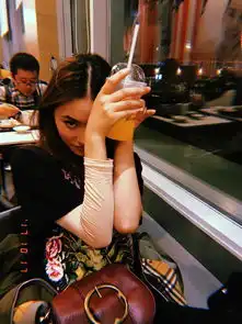 组图林允贴心提醒大家穿秋衣餐厅搞怪四连拍似神经少女
