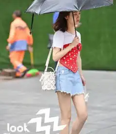 搞笑gif图夏天妹子带肚兜出来逛街,简直太时髦了
