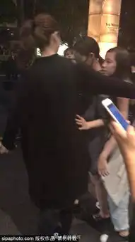 组图戚薇欧阳娜娜深夜同游一个墨镜遮面一个戴口罩依旧被认出

