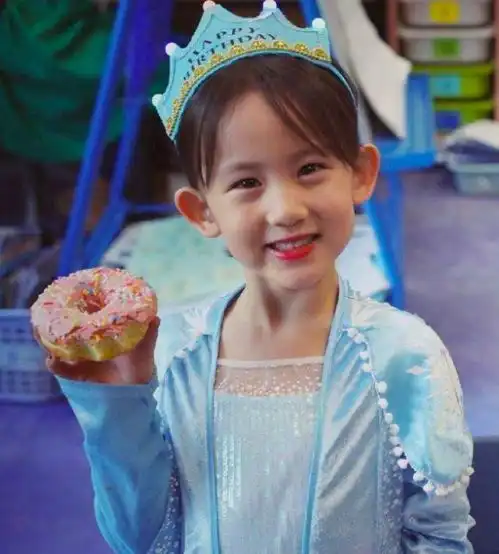 黄磊小女儿生日派对因孙莉延迟妹妹天真蠢萌打动黄磊
