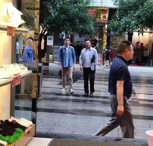 李现来重庆拍戏被民众围观,其穿衣打扮很普通,网友称像工作人员
