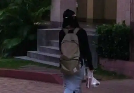 搞笑图片二货室友的奇葩锻炼方式

