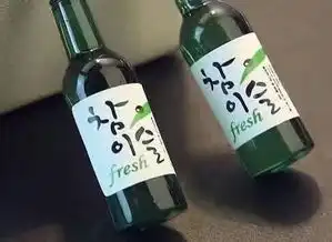 有会韩语的吗谁知道酒瓶上是什么字谢谢
