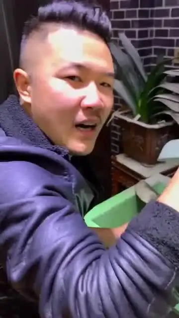 小伙淘了块不怎么样的和田玉原石,切开以后,结果出人意料
