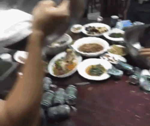搞笑gif动态图干饭人,干饭魂,干饭人喝酒得用洗澡盆段子
