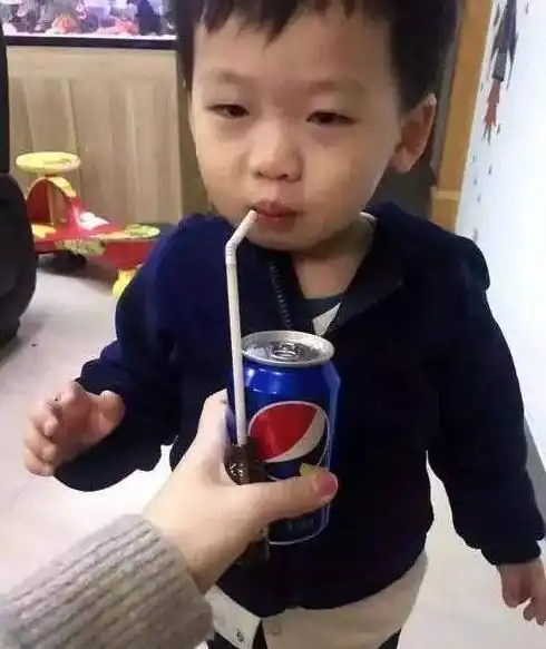 搞笑图片人家正自拍,妹子你却举只拖鞋

