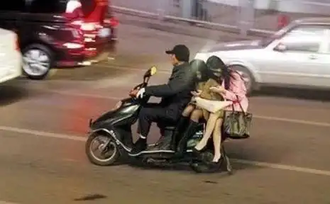 搞笑gif再好的汽车,也赶不上大爷的电动车
