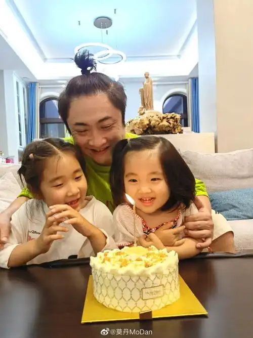 乔杉豪宅疑似曝光妻子晒全家福为其庆生,网友俩女儿太像爸爸
