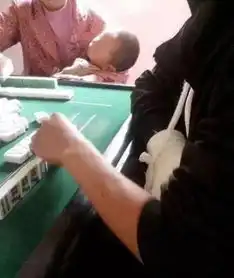 搞笑图片我仔细观察了美女的项链,是真的

