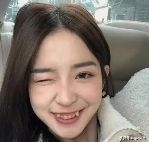 搞笑gif趣图都说长虎牙的小姐姐是最可爱的,还真是这样,哈哈哈
