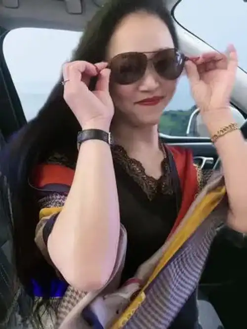 哇塞,这个道具太好玩了,美女帅哥怏来试一试只要搜索开车自驾游道具就可以了拍同款最美的风景在路上带你去兜风收起
