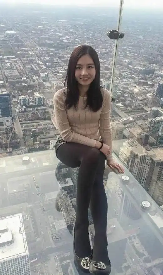 搞笑gif妹子开心得睡不着了第一次收到这么惊喜的生日礼物
