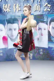 搞笑秀窈窕娜扎披着花棉袄跳东北秧歌
