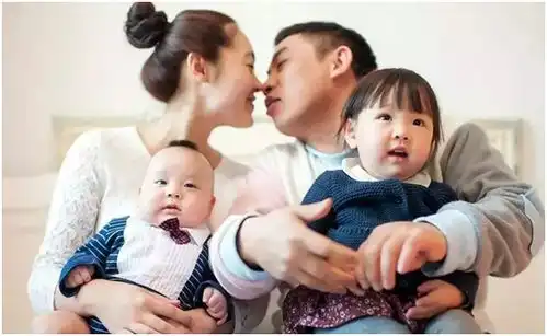 宝爸月薪上万,满足不了七口之家,网友这大概就是甜蜜的负担
