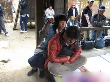 古装戏幕后欢乐搞笑娘娘格格全在拿手机打电话
