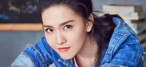 拍打戏不用替身,刚上大学时演女一号,如今是迪丽热巴最爱的人
