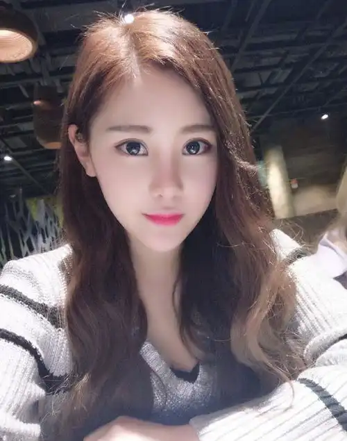 gif搞笑趣图你们懂什么叫土豪吗这一桌子菜,你吃得起不
