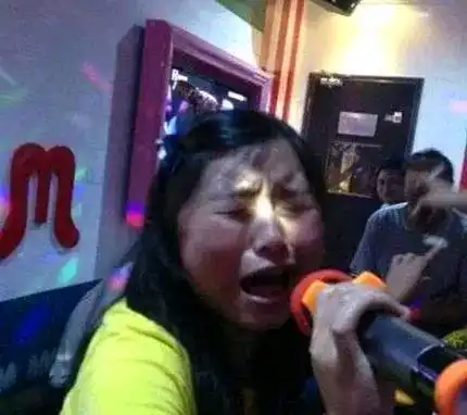 妹子,你把脚踩椅子上不好吧,而且公车上这样坐也不安全
