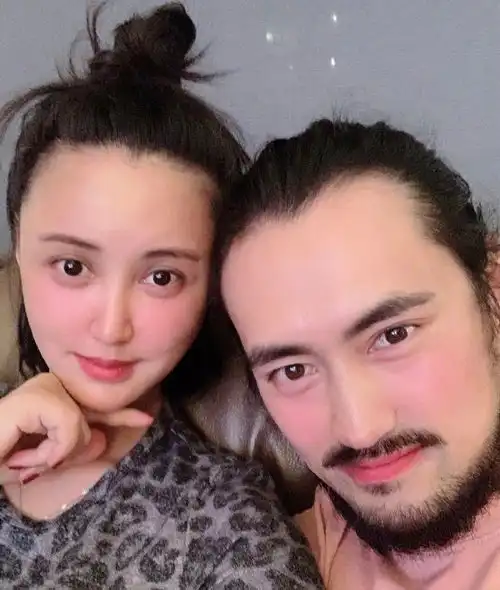 张歆艺一大早起来喂孩子,老公袁弘一起陪同,两人自拍夫妻相十足
