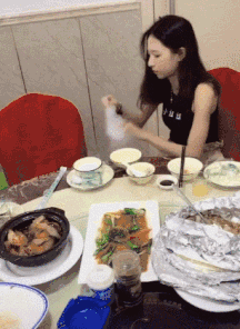 搞笑gif动态图这样勤俭持家的女生很少见
