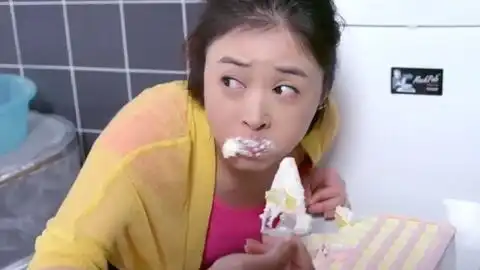 偷吃搞笑集锦,二胎妈妈想减肥却管不住嘴巴,居然躲在厕所偷吃蛋糕
