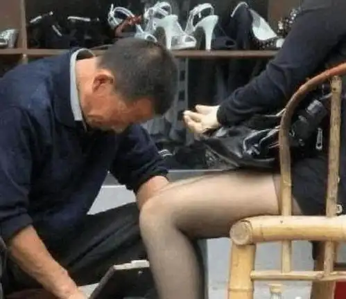 二货媳妇走路这样了,丢死人了
