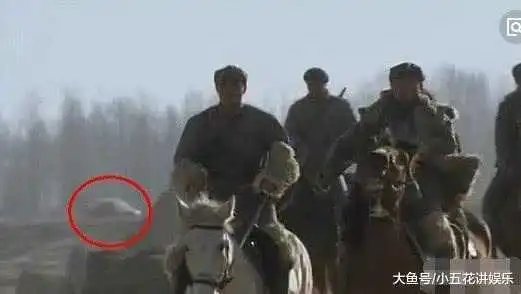 亮剑经典穿帮镜头,看了多年剧才发现,张张把人笑抽
