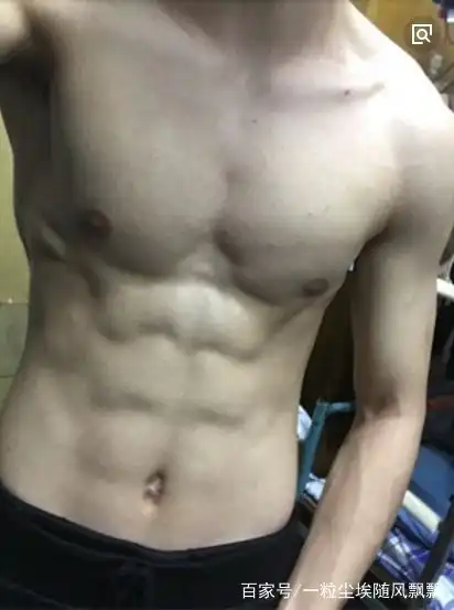 13岁男孩坚持每天健身,4年练出8块腹肌,班上女同学真叫人恶心
