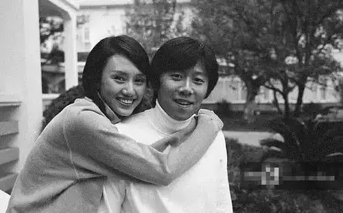 袁泉拍完戏带十岁女儿到餐厅吃饭,夏哈哈五官超像爸爸夏雨
