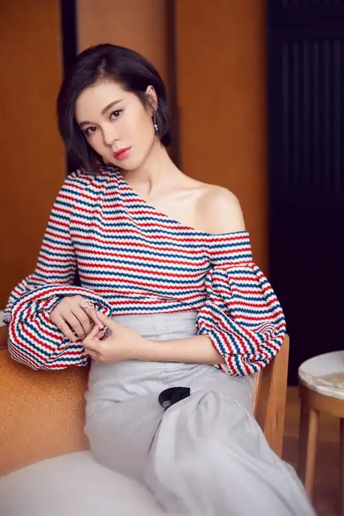 郁可唯露肩又露腿,竟不抵她反光的鼻子抢镜,网友确定没整容
