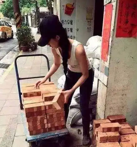 搞笑段子趣味图片妹子你头上套个袋子什么意思,睡得更香么
