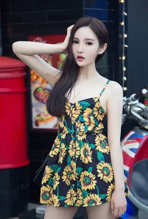 搞笑gif趣图家里太冷了,只好抱着老婆取暖
