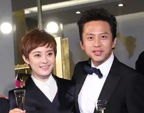 邓超孙俪合体穿情侣装现身老公搞怪老婆开怀大笑
