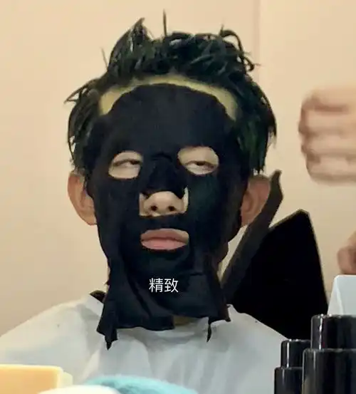 易烊千玺抓住十七岁的小尾巴,敷面膜做精致男孩
