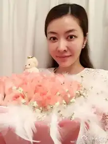 组图熊黛林庆35岁生日手捧玫瑰素颜出镜
