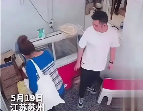 苏州一女子闻完肉串后放回原处,店主当她面扔掉不放心就别吃,不能闻
