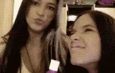 搞笑gif图美女,你衣服穿反了吧,还是这就这款式啊
