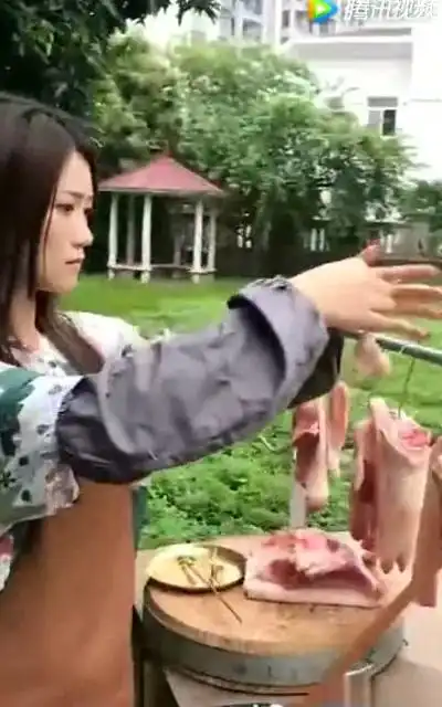 爆笑农村妹子卖猪肉,美女你真会做生意
