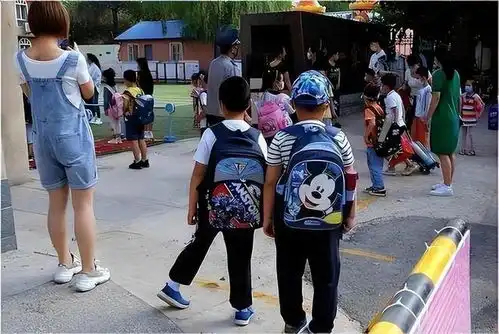 放假通知,2024中小学暑假时间确定了,家长却表示难以接受
