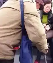 搞笑gif趣图这下被队友坑的好惨,心疼小伙
