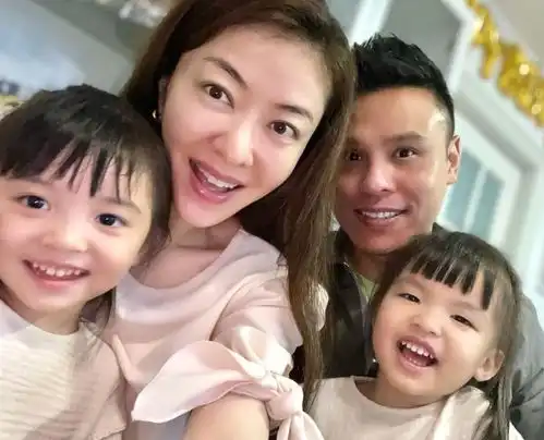 熊黛林让双胞胎女儿在家抗疫不无聊打扫卫生和做手工
