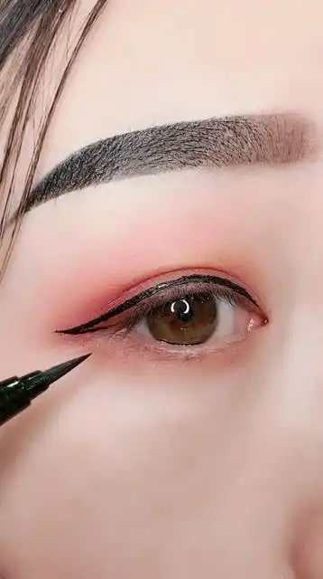 好看的眼线教程

