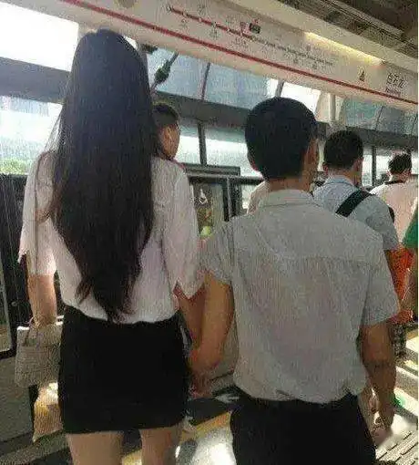史上最尴尬搞笑图片,姑娘,你好像露了啥
