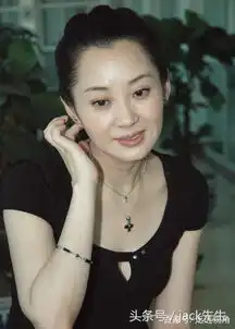 49岁的许晴脑洞大开口味太重,把袜子当眼罩,解锁睡觉新姿势
